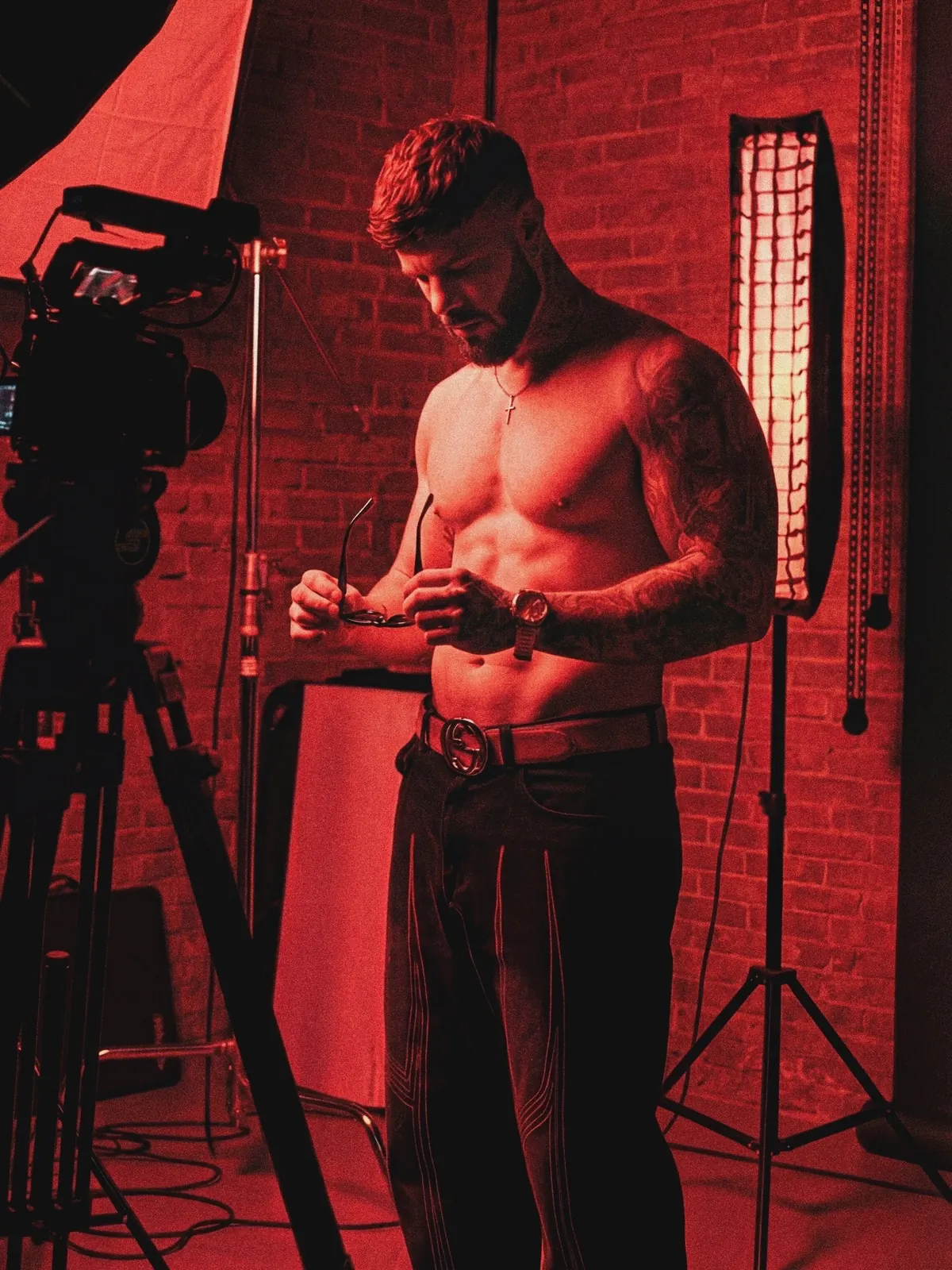 HIDEKI en el backstage del rodaje con luz roja