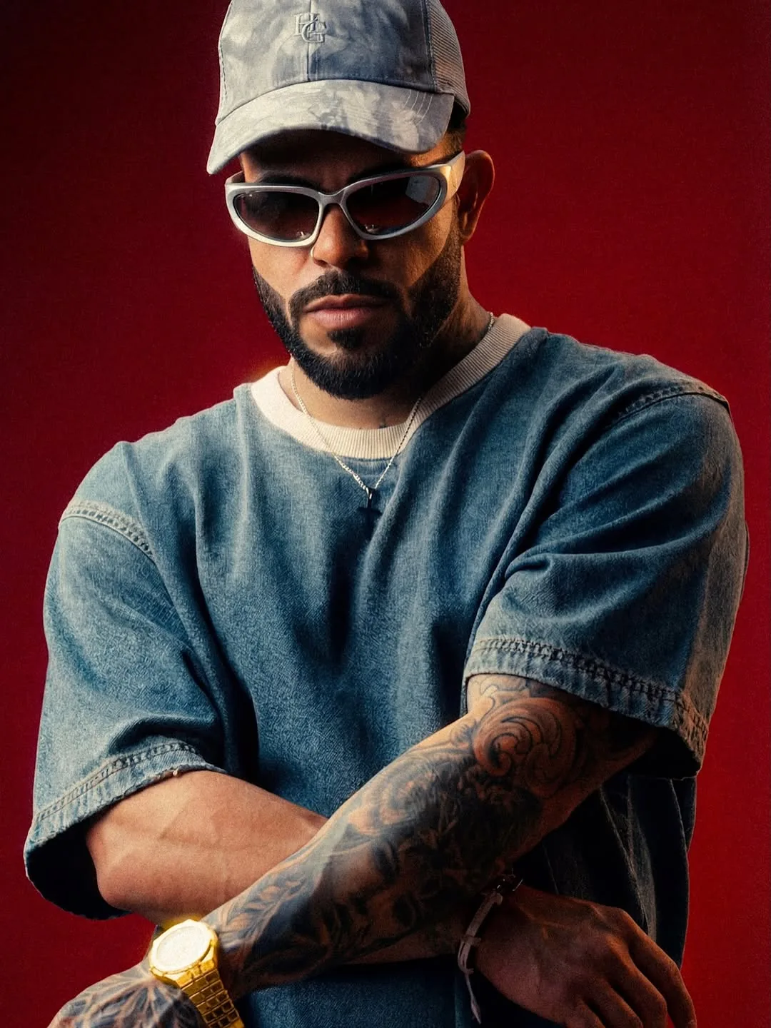 HIDEKI en denim y gorra, fondo rojo