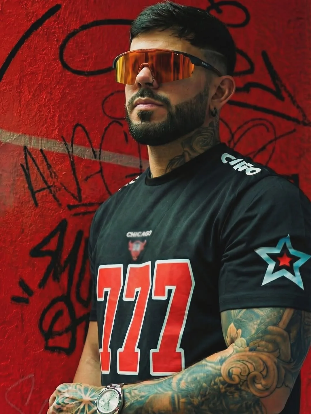 HIDEKI con camiseta 777 frente a graffiti