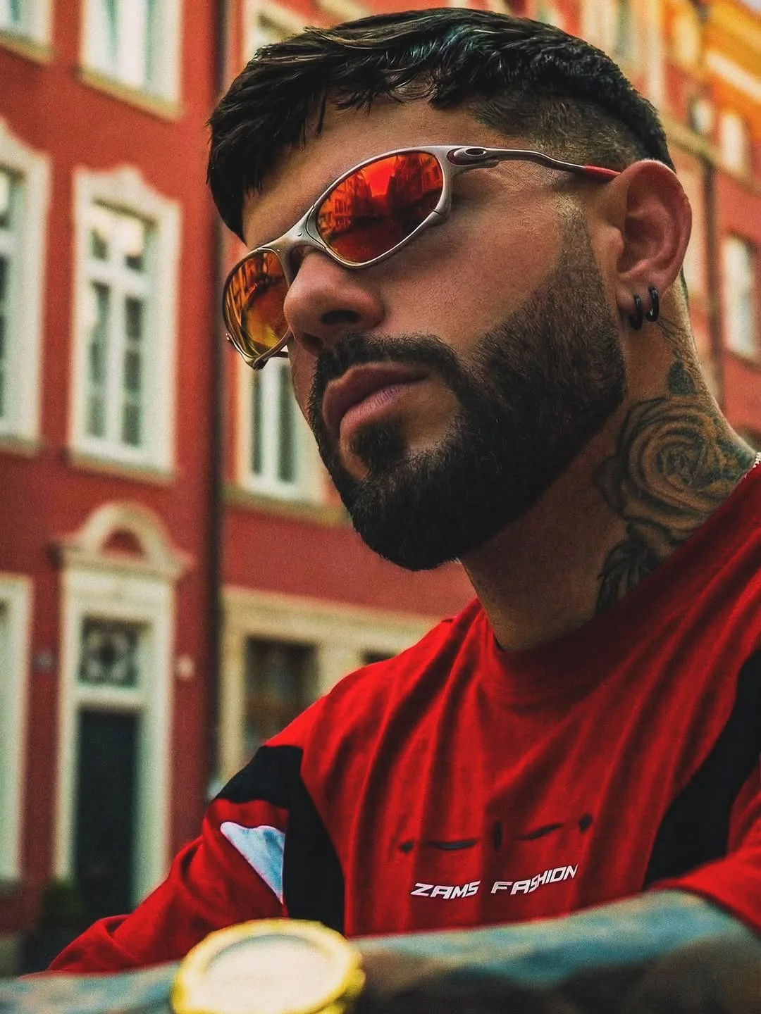 HIDEKI con gafas Oakley rojas en la calle