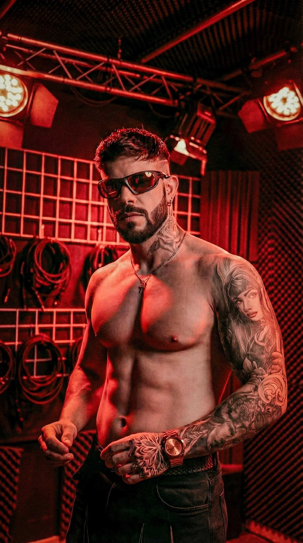 HIDEKI sin camiseta en el estudio bajo luz roja